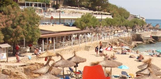 Explotacio de bar i hamaques d'una terrassa a Cala Molins sense concurs públic