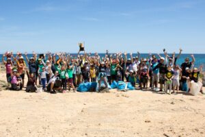 Imatge del grup de voluntaris de la jornada de neteja de litoral a Son Serra de Marina